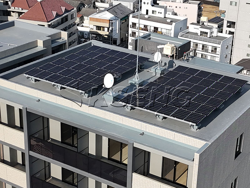 都市型建築にフィットする、カセングのバラスト式太陽光架台