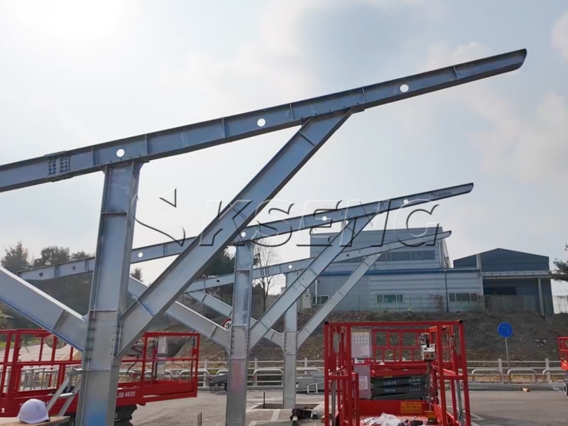 韓国にてH型鋼ソーラーカーポート架台の施工が進行中｜カセング